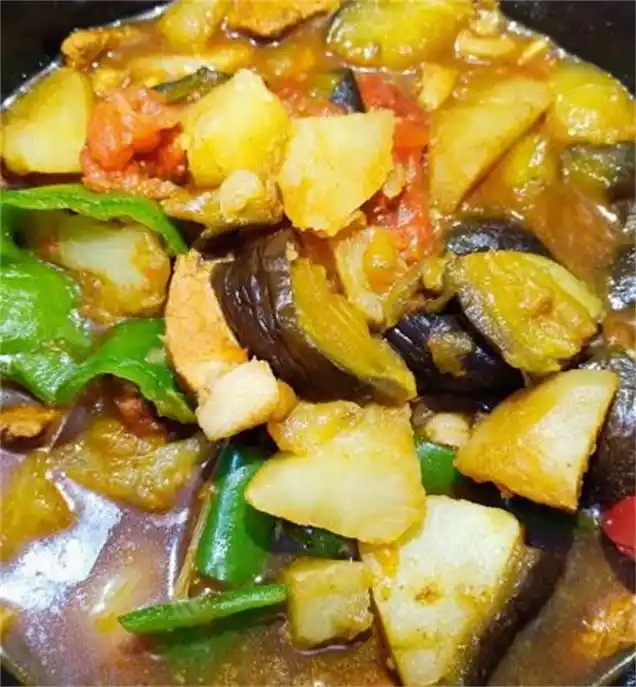 教你土豆炖茄子的家常做法,步骤详细,软烂入味,出锅全家都爱吃