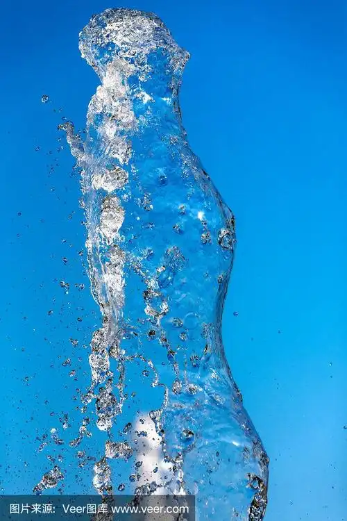 水花溅在蓝色的背景上.