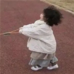 牵狗情侣头像高清可爱的牵狗情侣头像一人一半图片