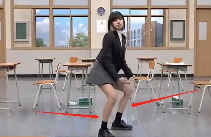 原创lisa在综艺中跳舞镜头一扫而过无美颜精修的腿型我酸了