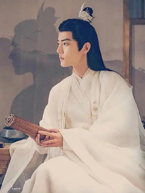 肖战《玉骨遥》与代拍对望,一身白色造型太仙气,令人期待正片!