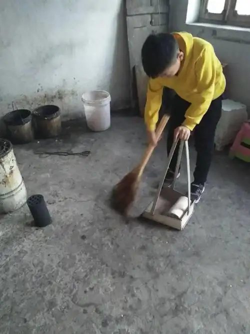 在家里帮父母干活是我们义不容辞的事情,不忘初心,我们会坚持下去