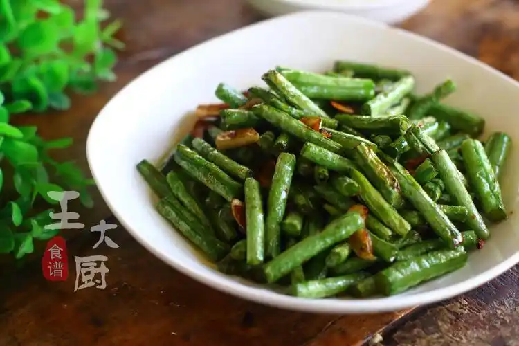 清炒豆角怎么做好吃(简单又美味的素炒豆角教程)