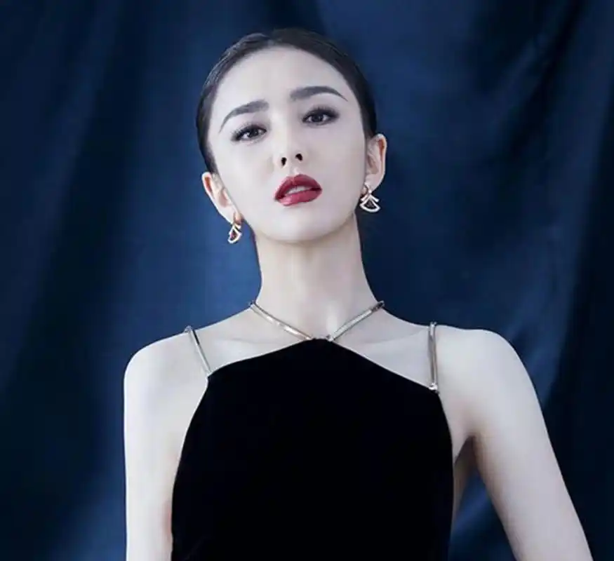 女明星的御姐范杨幂十分霸气赵丽颖看起来有些高冷