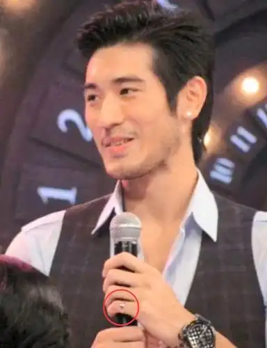 高以翔爸爸近照,痛失爱子瘦脱相了,手戴高以翔戒指缅怀儿子