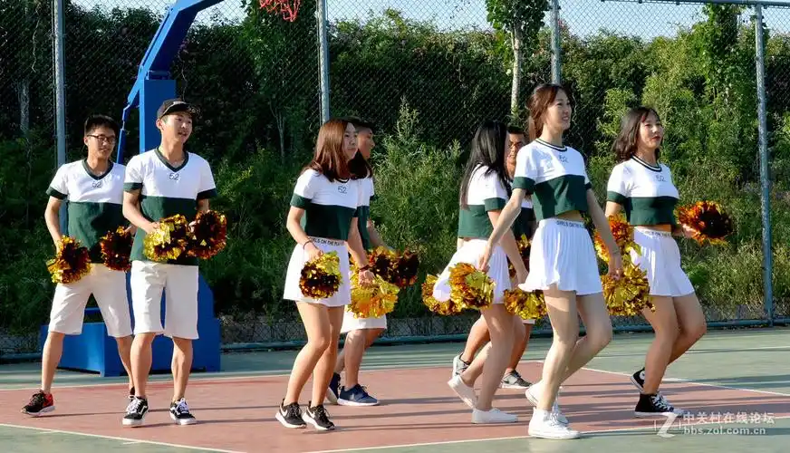 篮球赛中啦啦队的表演瞬间