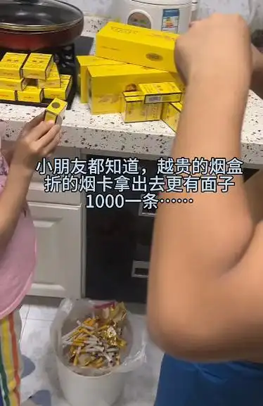 学生"飞车党"抢劫烟卡,男孩被拖拽险遭碰撞