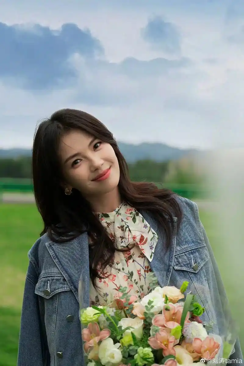 刘涛穿一条碎花连衣裙,搭配牛仔外套,清新甜美又减龄!
