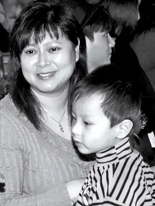 回顾唐国强现状国内淘金妻儿在国外花为残疾儿子的婚恋担心