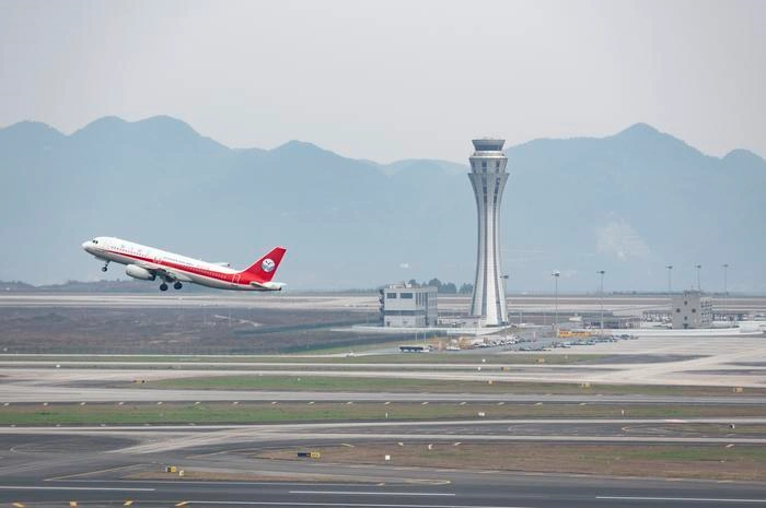 揭秘"空中交警" 重庆机场塔台每小时指挥45架飞机起落