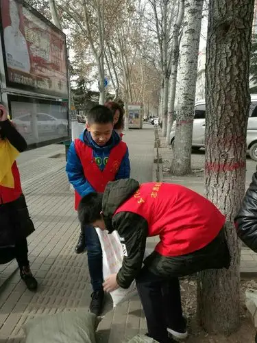 帮助别人,快乐自己.