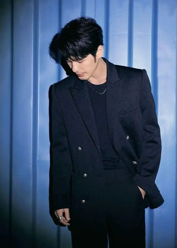 白宇黑西装扮温柔绅士尽显成熟范 小胡茬man爆真"霸道总裁"