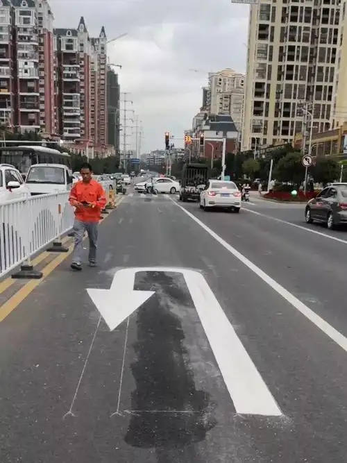 赣县司机: 客家大桥下桥路口处新增一掉头车道!