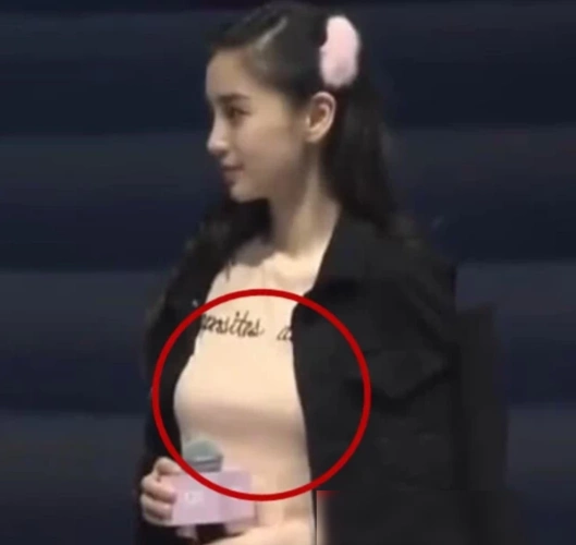 杨颖不经意间露出肚子,看完我傻了,手里的鸡腿忽然就不香了