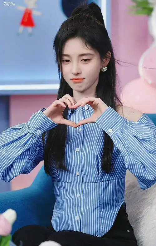 鞠婧祎比心三连拍