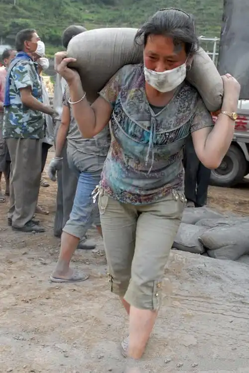 奋斗工地上女农民工,像男人一样在工作,心疼了谁