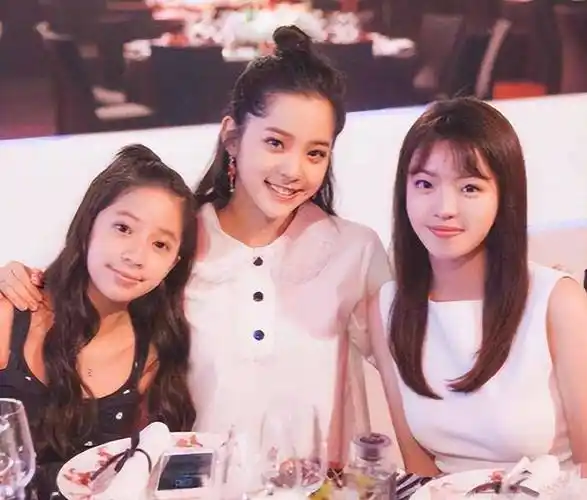 两人相见恨晚,成了无话不谈的好闺蜜,之后王文也只要有聚会,都会带着