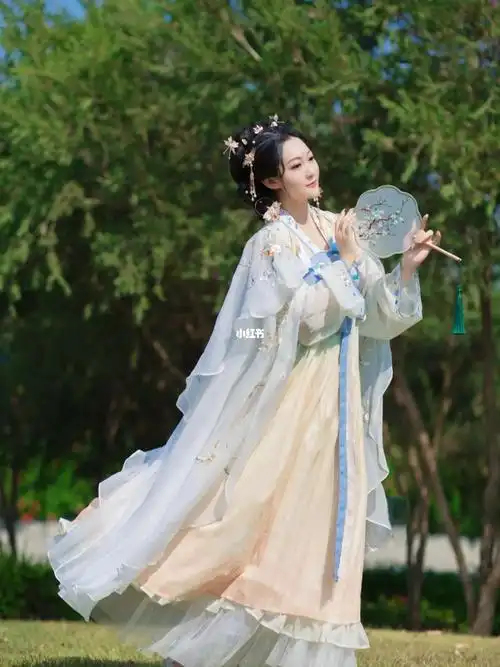 笔记灵感  #汉服造型  #汉服摄影  #十三余是风动  #钟灵记疏影弄月