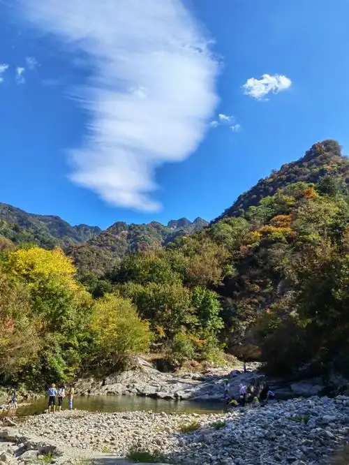 肆意飞扬的云彩,五彩斑斓的山林,清澈纯净的小溪,大自然果然是最好的