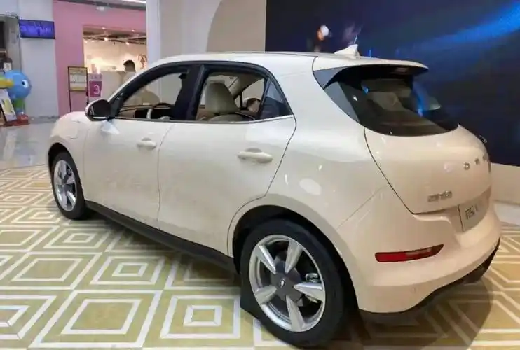 建议女生开自动挡省油小型车,看看这两款,灵活好开,安全配置多_搜狐