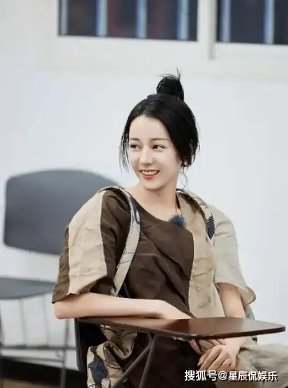 迪丽热巴表妹上节目,颜值高不输热巴,网友断言称:红不了!