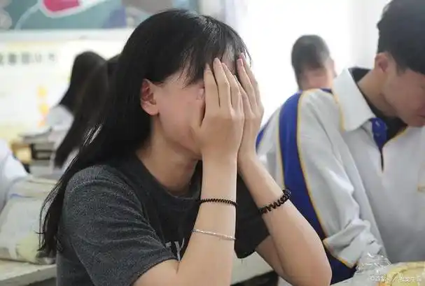 重庆一女生遭多人殴打逼迫下跪,家属发声,未满14岁没法处理