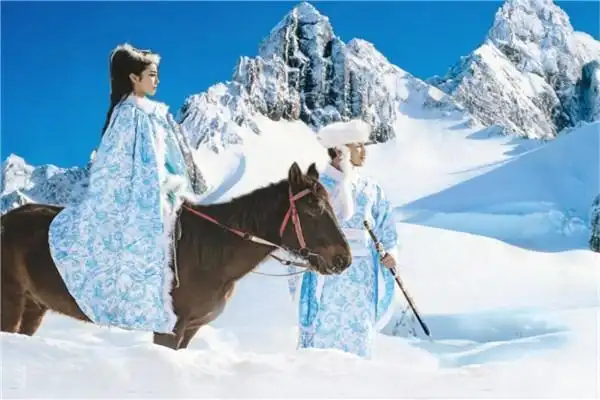 《雪中情》的旋律一响起来,就会浮现《雪山飞狐》这部经典的电视剧