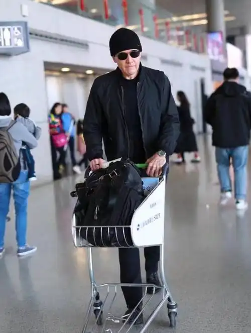 60岁费翔久违现身全黑造型仍酷帅有型却被满脸皱纹暴露真实状态