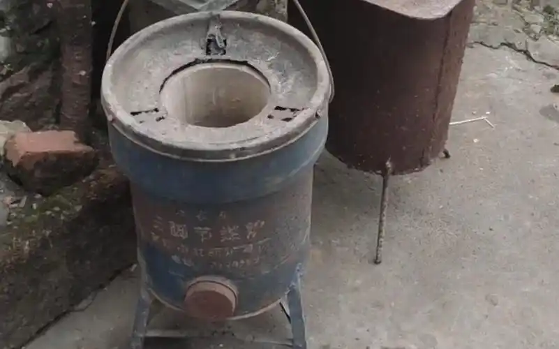 两个旧的蜂窝煤炉子