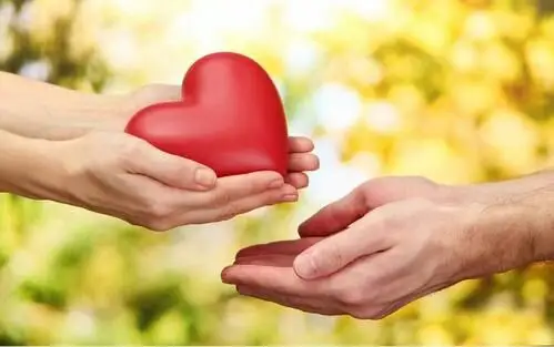 爱心手牵手,传播正能量
