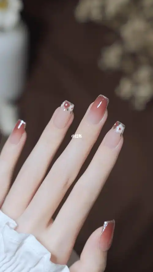 夏日气质显白晕染花朵美甲