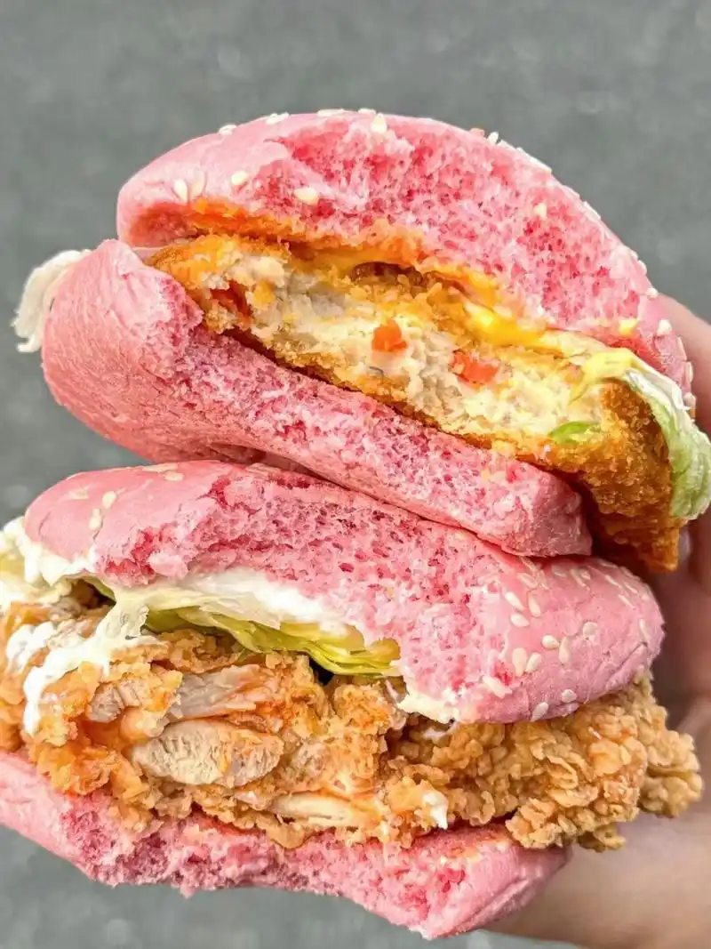 华莱士粉色汉堡  华莱士不愧是你,桃花季这波我爱死,新品粉色系好好看