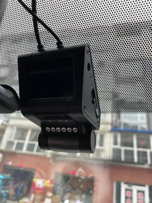 行车记录仪是必不可少的我买的黑剑的当时花了1000大洋现在觉得300多
