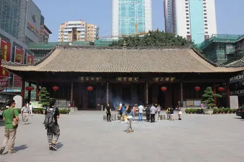 整个大雄宝殿的建筑宏伟壮观,佛寺只有一层,四个檐角各有四条龙,雕刻