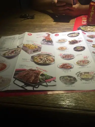 菜服务员叫了三遍完全没人搭理要是不想接客就不要开门做生意 一个个