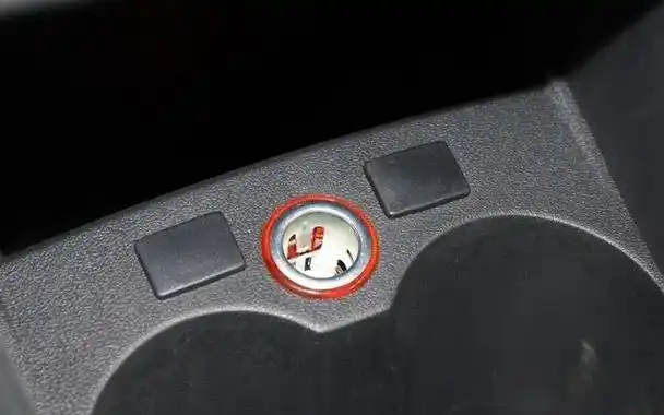 大众polo的点烟器使用十分便捷,位于挡杆后方