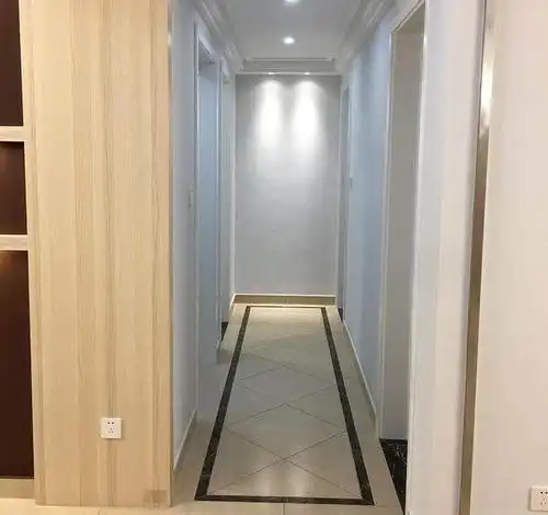 精致的走廊,没有太复杂的设计,波导线区域内瓷砖铺贴效果很漂亮.