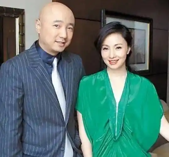 徐峥夫妇三亚享受二人世界,小陶虹身材纤细海边穿搭很保守_画面_美景