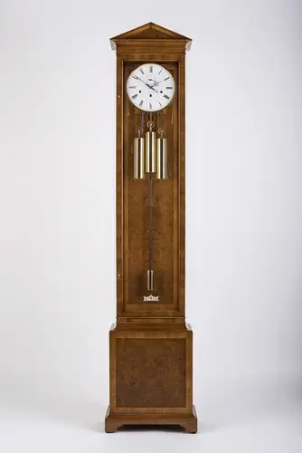 此款落地钟作为肯米迪品牌的经典传统款式,尤其适于满足高端人士的"