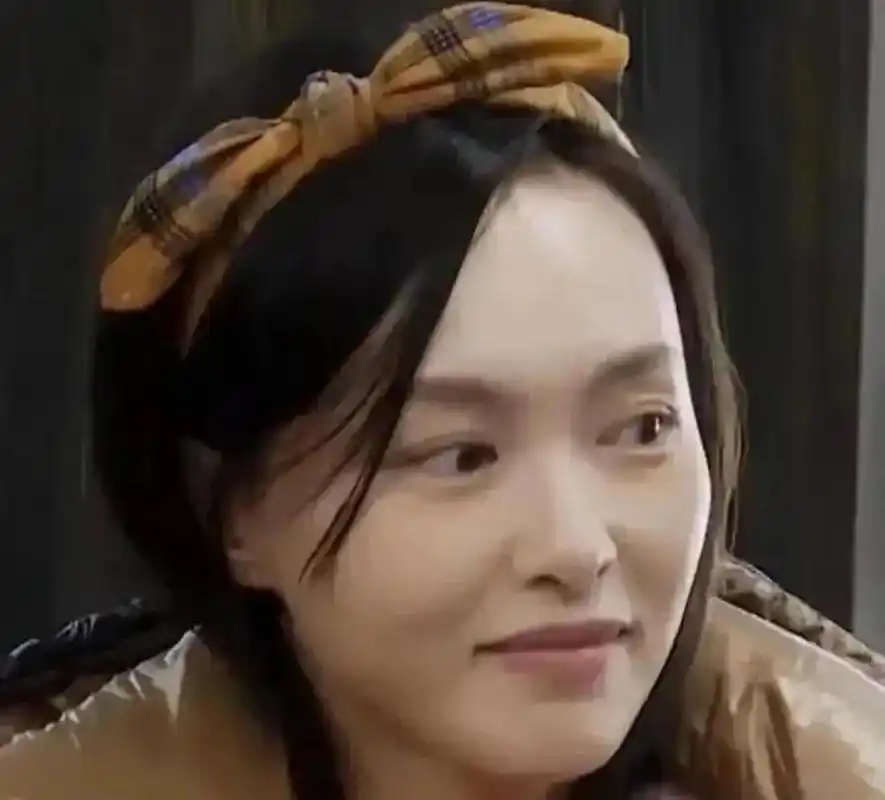 唐嫣的素颜照,虽然没有化妆时候那么精致, 可皮肤底子真好,白白嫩嫩的