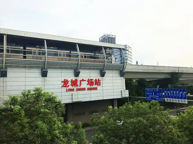 小区靠近3号线龙城广场地铁站,距离800米左右.
