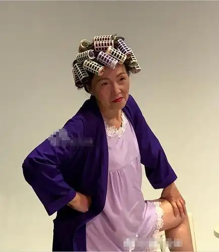 55岁苑琼丹近照曝光,以包租婆形象接拍广告,这气势真是无人能及