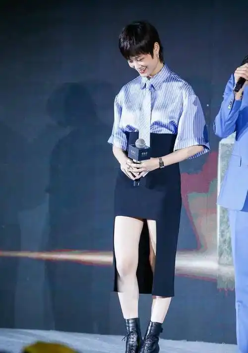 原创李宇春个子高穿衣好看缎面衬衫文艺大气材质溜滑真时髦