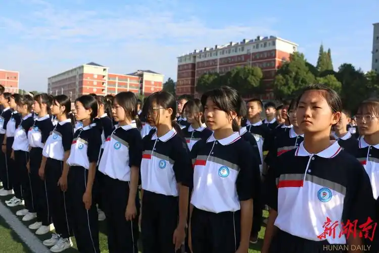 隆回九中新生心理素质拓展活动融入军训