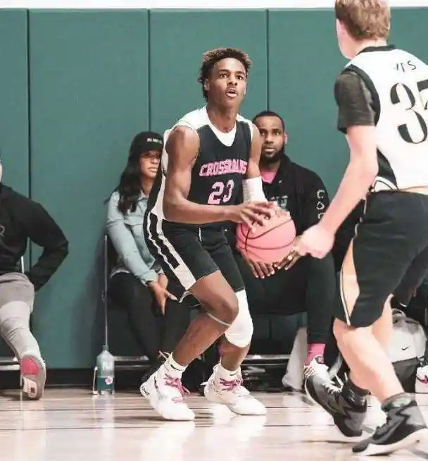 半月板撕裂布朗尼直播爆料赛季报销詹皇还有机会等他进nba吗