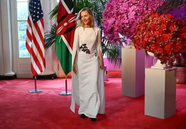 拜登孙女们闪耀国宴!19岁小孙女穿白裙成时尚黑马,带着男友来了