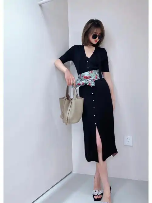 amass针织连衣裙搭配青色腰带也是绝绝子