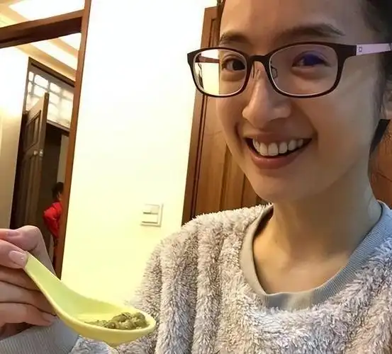 世界上近视最深的人,世界上视力最好的人是谁(这5位高度近视的女明星)