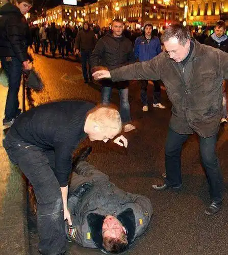 疯狂的足球流氓!警察都被揍~~~~~~~!