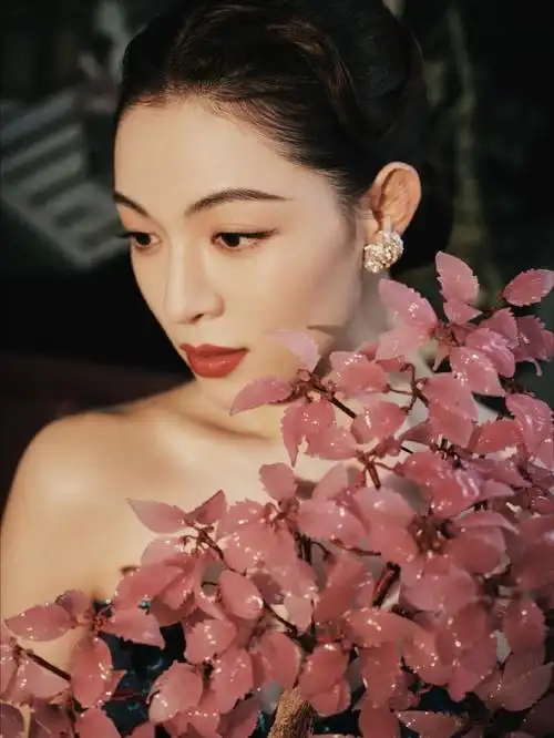 gq红毯#  钟楚曦今日gq活动工作室出图,这套太美了,钟姐不愧是红毯